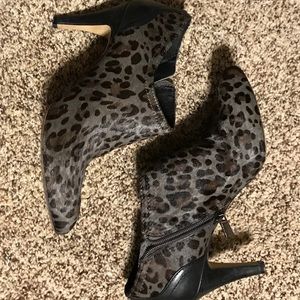 Vince Camuto grey leopard Booties